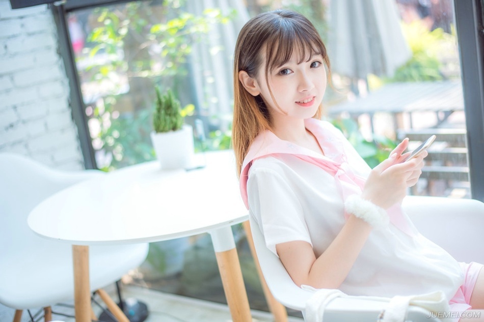 “嗯，这个我记得，叔至还曾问过是否趁机攻入柴桑。”诸葛亮闻言点点头道，言语中也有些无奈，如果换个时机或者局势，那的确是打入江东的一个好机会，至少占据了江夏和柴桑这两处地方，等于是把江东的门户握在手里，江东水军是厉害，但他们完全可以避开水军的弱点，由柴桑走陆路打进江东，可惜眼下的局势不允许，除非有十足的把握能在短时间内把江东给收拾了，否则，只会让双方本就已经降到冰点的关系彻底破裂，再也没有转圜的余地。